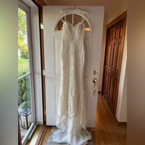 Elegant Lace Wedding Dress in Cream